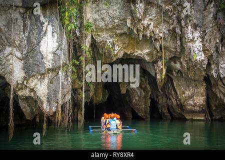 Bateau d'entrer dans la rivière souterraine Visite guidée - Puerto-Princesa, Palawan - Philippines Banque D'Images