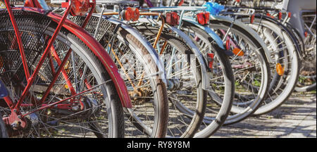 Vieux vélos sur une location parking. Banque D'Images