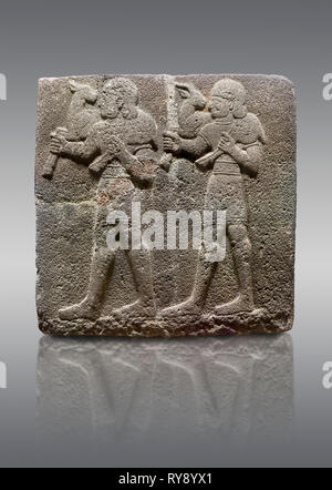 Photo & image de la monumentale sculpture relief Hittite pierre orthostat groupe d'une procession, basalte, Karkamıs Kargamıs (), Karkemish (Karkemish), 900- Banque D'Images