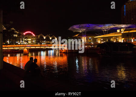 Visite touristique de la rivière Rouge par les hommes de l'éclairage du quai Clarke - Singapour Banque D'Images