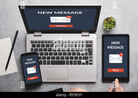 Nouveau concept de notification de message sur l'ordinateur portable, tablette et smartphone sur l'écran tableau gris. Tous les contenu de l'écran est conçu par moi. Mise à plat Banque D'Images