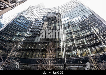 Miroir, miroir sur le mur : la raffinerie-comme la Lloyds building reflète dans la vitre de l'Édifice Willis curtainwall sur Lime Street Banque D'Images