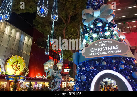 Orchard Road et de l'arbre de Noël des décorations de Noël dans la nuit - Singapour Banque D'Images