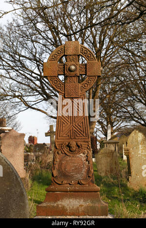 Croix celtique sculptée dans le cimetière de l'église Saint Augustin, Penarth, dans le sud du Pays de Galles, Royaume-Uni. Banque D'Images