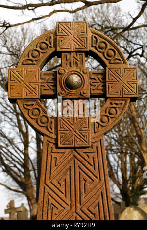 Croix celtique sculptée dans le cimetière de l'église Saint Augustin, Penarth, dans le sud du Pays de Galles, Royaume-Uni. Banque D'Images