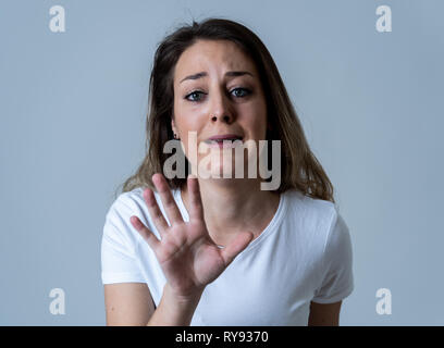 Close up of young woman sentiment effrayé et choqué de faire peur, l'anxiété des gestes. À terrifiée et désespérée. Les gens et les expressions et em Banque D'Images