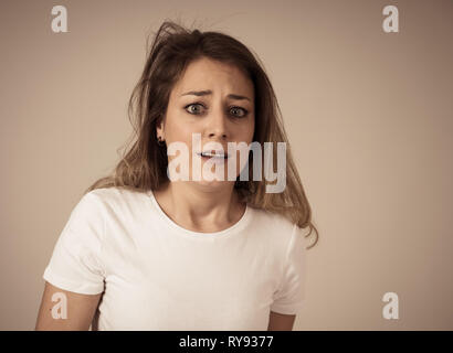 Close up of young woman sentiment effrayé et choqué de faire peur, l'anxiété des gestes. À terrifiée et désespérée. Les gens et les expressions et em Banque D'Images