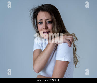 Close up of young woman sentiment effrayé et choqué de faire peur, l'anxiété des gestes. À terrifiée et désespérée. Les gens et les expressions et em Banque D'Images