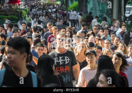 Foule diversifiée de personnes traversant Street de l'Orchard Road, Singapore Banque D'Images