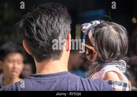 Young Asian père tenant sa fille de bébé, libre de derrière - Orchard Road, Singapore Banque D'Images