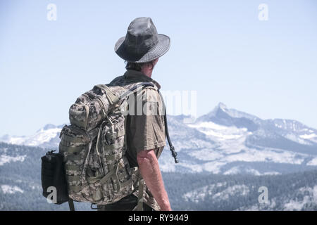 Wilderness backpacker à hat contempler sur mountain range - Yosemite National Park, Californie Banque D'Images