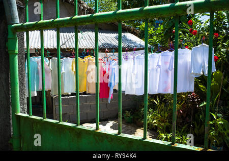 Chemises colorées lavé à la main et suspendre le séchage sur corde à El Nido, Palawan, Philippines - Village Banque D'Images