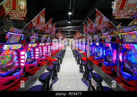 OSAKA, JAPON - 26 FEB 2019- Vue d'un salon de jeu de fente de pachinko à Osaka, Japon. Banque D'Images