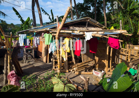 Des vêtements colorés accroché sur les autochtones de l'île, notamment la maison de bambou Philippines Banque D'Images