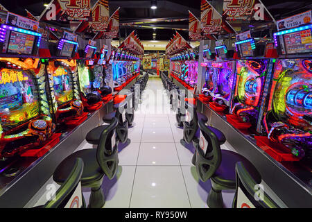 OSAKA, JAPON - 26 FEB 2019- Vue d'un salon de jeu de fente de pachinko à Osaka, Japon. Banque D'Images