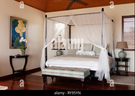 'Rustic chambre avec lit à baldaquin à Antigua, Tamarind Cove' Banque D'Images