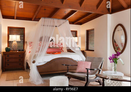 'Rustic chambre avec lit à baldaquin à Antigua, Tamarind Cove' Banque D'Images