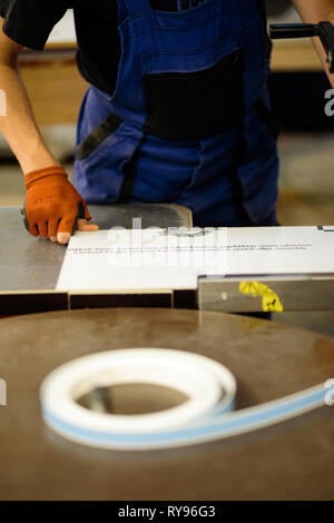 Le travail du bois et fabrication de meubles concept. Un menuisier dans l'atelier de menuiserie faire Banque D'Images