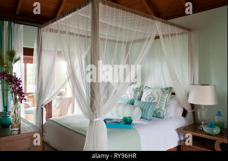 'Chambre côtières avec lit à baldaquin à Antigua, Tamarind Cove' Banque D'Images