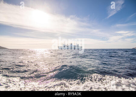 Mdina, Malte - Novembre 2018 : Des eaux bleues de la mer Méditerranée Malte près de Blue Grotto à partir d'un bateau Banque D'Images