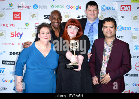 Anne Hegerty, Shaun Wallce, Jenny Ryan, Makr, Labbett et Paul Sinha avec le prix du meilleur programme de jour à l'étui TRIC Awards 2019 50e anniversaire célébration tenue à l'hôtel Grosvenor House, Londres. Banque D'Images