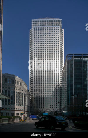 Canary Wharf, London, UK - 02 mars 2019 - Reuters Plaza et One Canada Square, au crépuscule Banque D'Images