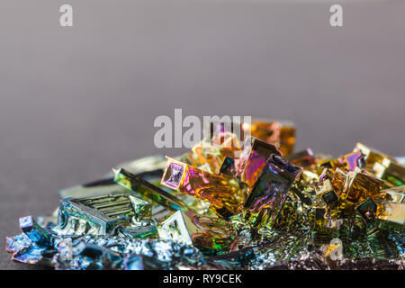 Macro fermer la photo d'un cristal bismuth synthétisé artificiellement Banque D'Images