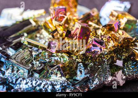 Macro fermer la photo d'un cristal bismuth synthétisé artificiellement Banque D'Images