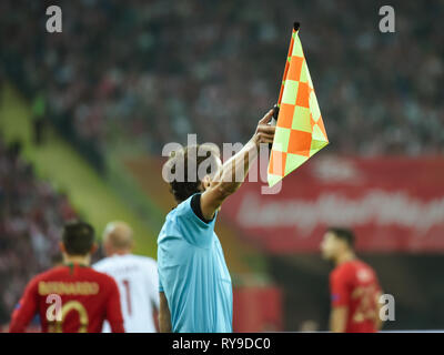 Assistant d'arbitre de football avec drapeau. Banque D'Images