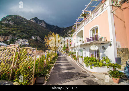 Positano, Italie - Novembre 2018 : Vieille rue confortable dans la ville de Positano Banque D'Images