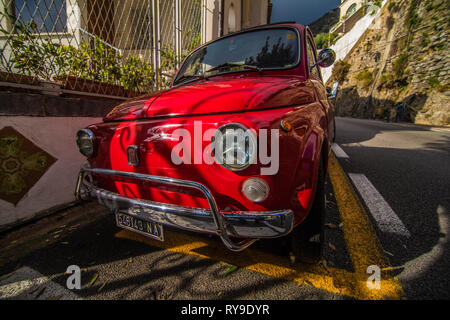 Positano, Italie - Novembre 2018 : Vieille rue confortable dans la ville de Positano Banque D'Images