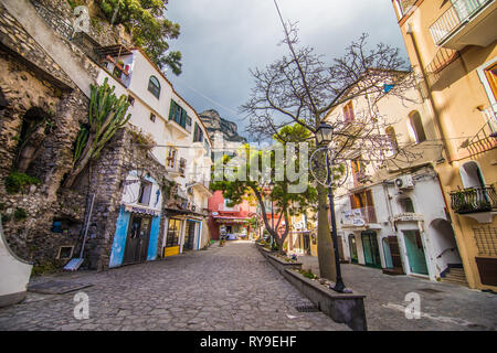 Positano, Italie - Novembre 2018 : Vieille rue confortable dans la ville de Positano Banque D'Images