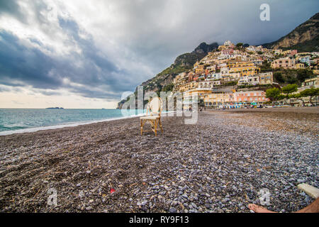 Vue panoramique sur la plage et bâtiments colorés de Positano, Italie. Banque D'Images