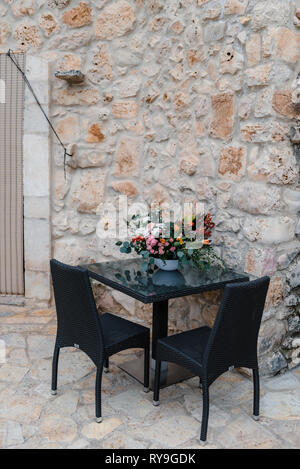 Belles fleurs en fleurs - roses, hortensias, œillets, eustomia, - en bleu, un bleu et de pêche de couleurs à la fleuriste. Banque D'Images