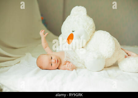 Joli Bebe Nouveau Ne Fille Avec Une Grosse Peluche Allonge Sur La Couverture Photo Stock Alamy