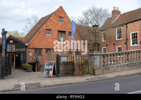 Winchester, Hampshire, England, UK. Mars 2019. La ville de Winchester un moulin restauré moulin à eau sur la rivière Itchen dans le centre-ville. Banque D'Images