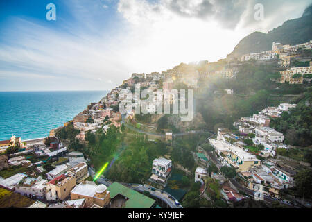 Positano, Italie - Novembre 2018 : vue sur la rue principale sur journée ensoleillée le long de la Côte d'Amalfi à Positano, Italie Banque D'Images