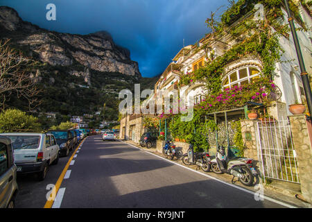 Positano, Italie - Novembre 2018 : vue sur la rue principale sur journée ensoleillée le long de la Côte d'Amalfi à Positano, Italie Banque D'Images