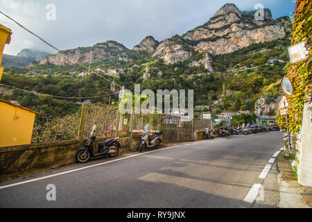 Positano, Italie - Novembre 2018 : vue sur la rue principale sur journée ensoleillée le long de la Côte d'Amalfi à Positano, Italie Banque D'Images