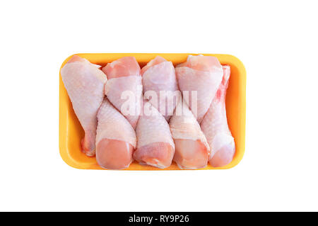 Pilons de poulet. Pétrole brut en jaune les emballages plastiques. Vue de dessus. Isoler blanc Banque D'Images