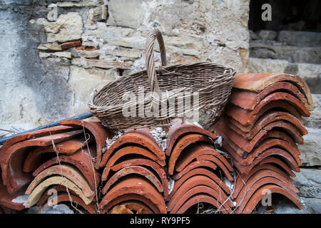 Panier cassé sur une pile d'un toit de tilesin Slapnik un village abandonné dans la région Goriska Brda, la Slovénie. Banque D'Images