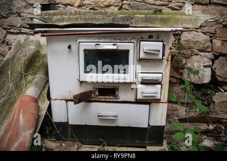 Abandonné dans un village abandonné cuisinière dans Slapnik région Goriska Brda, la Slovénie. Banque D'Images