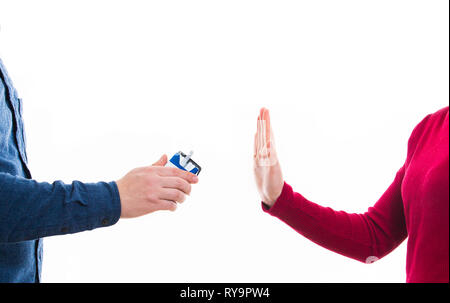 Close up of male hands holding d'un paquet de cigarettes et de le proposer à une femme isolée sur fond blanc. Refus du bras humain, rejeter le geste Banque D'Images