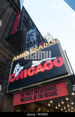 Ambassadeur théâtre chapiteau avec la comédie musicale "Chicago" de Times Square, New York, USA Banque D'Images