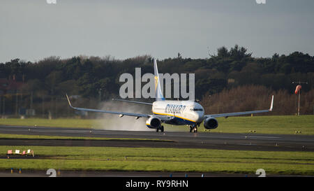 Prestwick, UK. 7 mars 2019. Vol Ryanair Boeing 737-8AS (Reg : EI-FIL) au départ de l'Aéroport International de Prestwick. Cet avion est une prochaine génération Banque D'Images