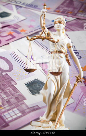 Une dame blanche se dresse sur la justice de 500 billets en euros. Image conceptuelle au sujet de cour et de l'argent. Banque D'Images