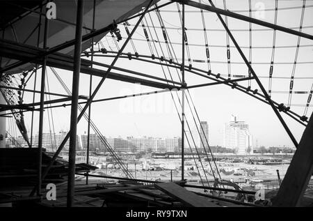 Le parc olympique de Munich en construction pour les Jeux de 72. Vue du Swim Hall au village, Munich, haute-Bavière, Bavière, Allemagne Banque D'Images