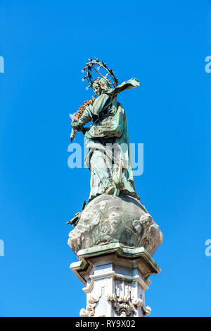 Vierge Marie statue sur un obélisque dans nouveau Jésus Plaza à Naples, Italie Banque D'Images