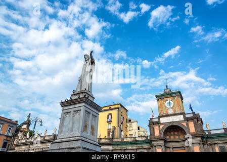 Statue de Dante Alighieri avec l'architecture ancienne à Piazza Dante à Naples, Italie Banque D'Images