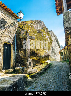 Vue sur une étroite rue pavée dans l'ancien village de rochers en granit de Monsanto.Gigantesques maisons de Boulder d'une ville au sommet d'une colline.Architecture étonnante Banque D'Images